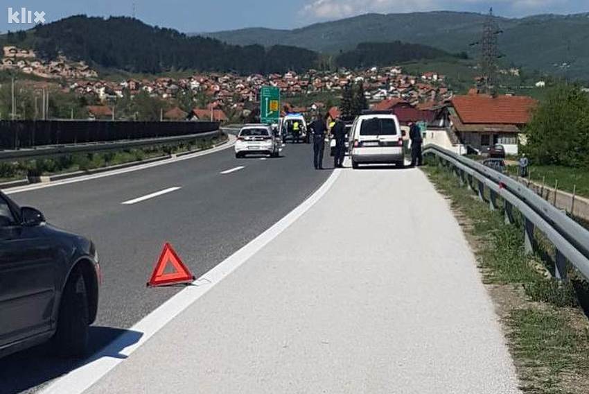 Detalji nesreće na autoputu: Vozilom udario dva pješaka i kombi Granične policije