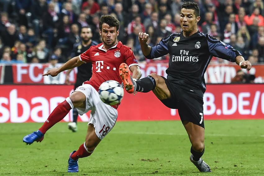 Juan Bernat (lijevo) i Cristiano Ronaldo tokom prošlogodišnjeg okršaja između Bayerna i Reala. (Foto: EPA-EFE)
