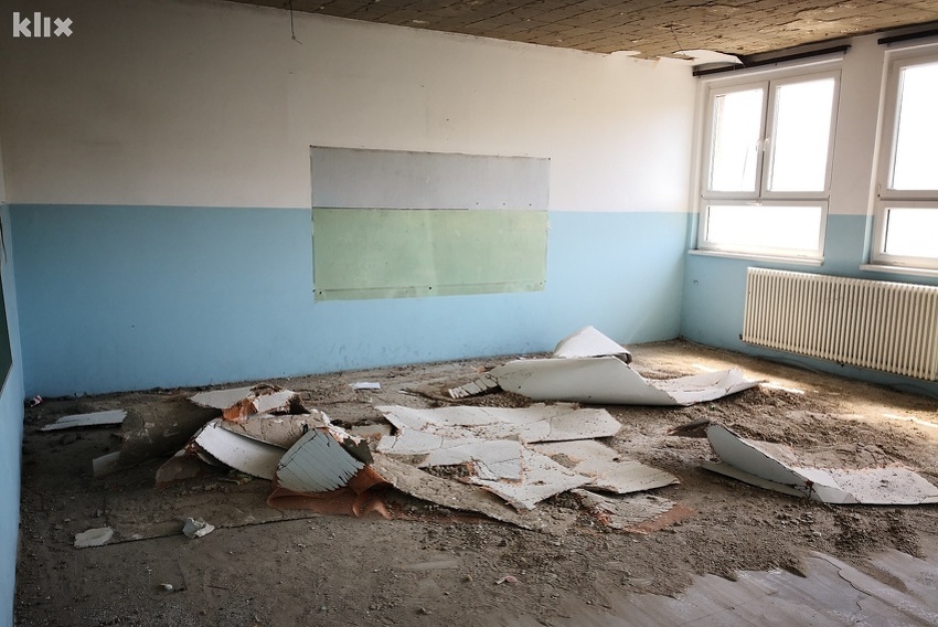 Učionica u kojoj se obrušio dio plafona (Foto: E. M./Klix.ba)
