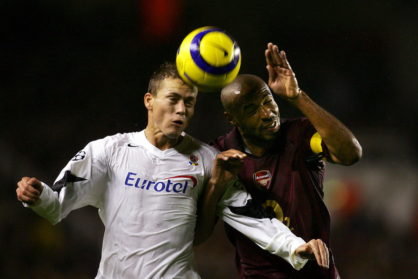 Pavel Pergl u duelu s Thierryjem Henryjem (Foto: AFP)