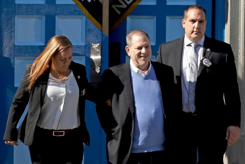 Harvey Weinstein (u sredini) na izlasku iz stanice (Foto: EPA-EFE)