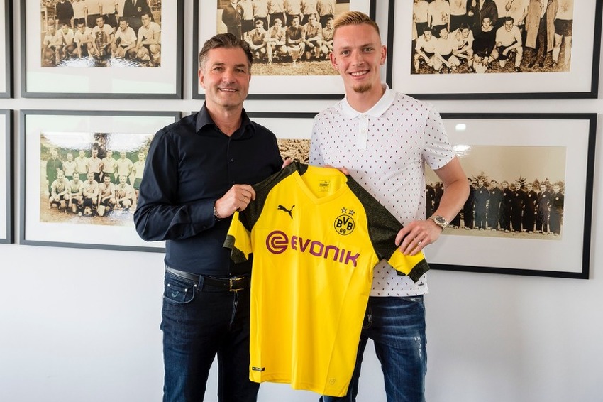Wolf prilikom potpisa ugovora (Foto: Twitter/Borussia Dortmund)