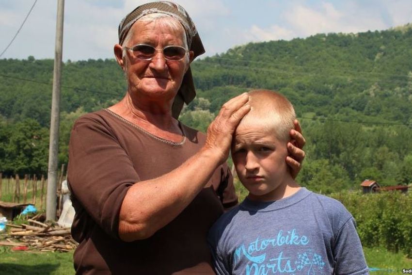 Milenko i njegova baka Stamena (Foto: RSE)