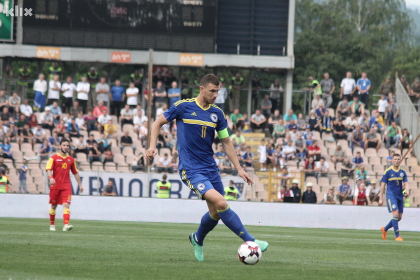 Edin Džeko tokom susreta protiv Crne Gore koji je okončan rezultatom 0:0. (Foto: Arhiv/Klix.ba)