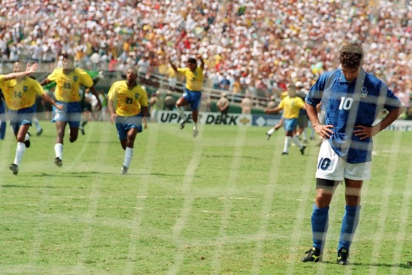 Roberto Baggio tuguje nakon promašenog penala koji je donio titulu Brazilu 1994. godine. (Foto: AFP)