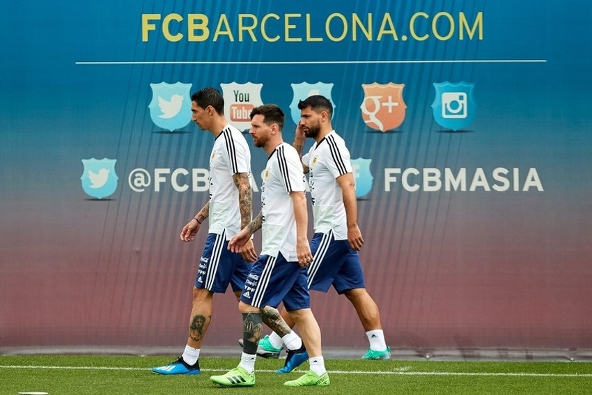Messi sa saigračima (Foto: EPA-EFE)