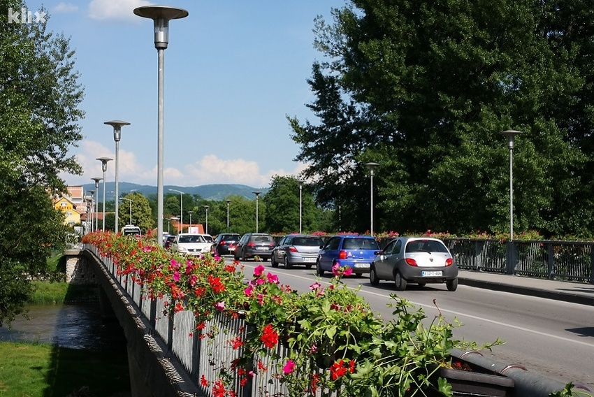 Drveni most u Zenici prvi dobio saksije s cvijećem (Foto: E. M./Klix.ba)