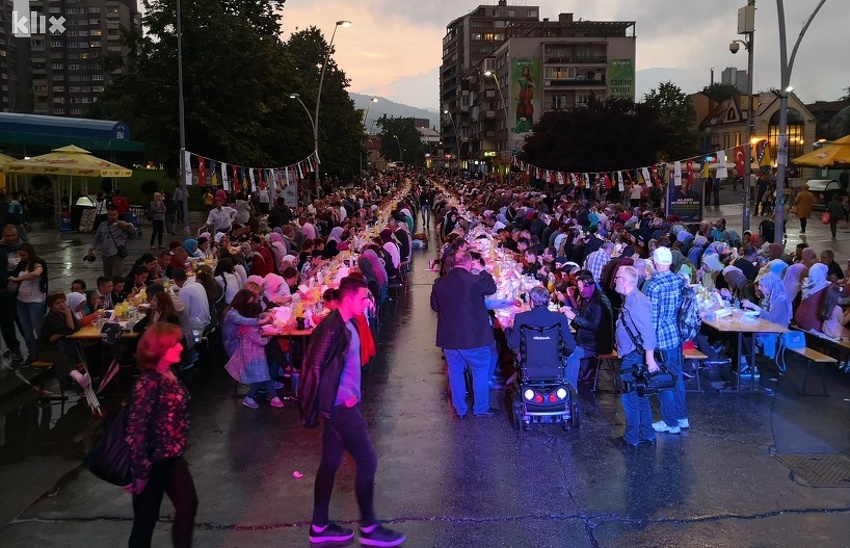 Iftar na trgu u centru Zenice (Foto: E. M./Klix.ba)