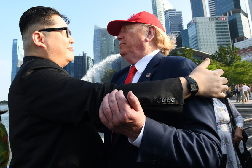 Imitatori Kima Jong-una i Donalda Trumpa uoči sastanka u Singapuru (Foto: AFP)