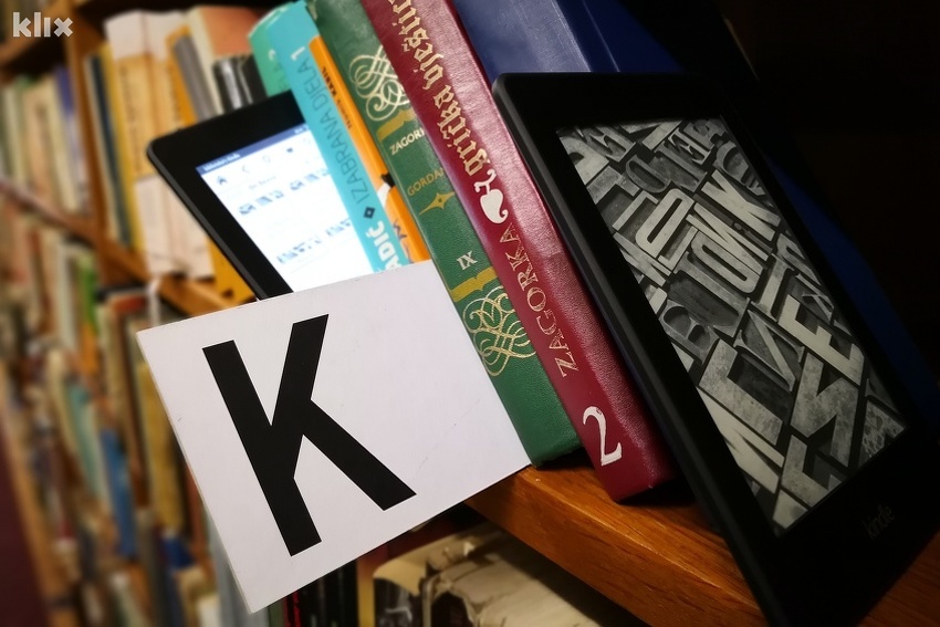 Kindle uređaj na polici biblioteke (Foto: E. M./Klix.ba)