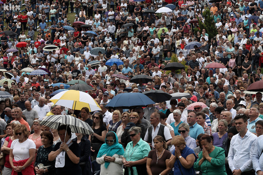 Više od 60.000 vjernika i danas se okupilo u Podmilačju (Foto: E. M./Klix.ba)