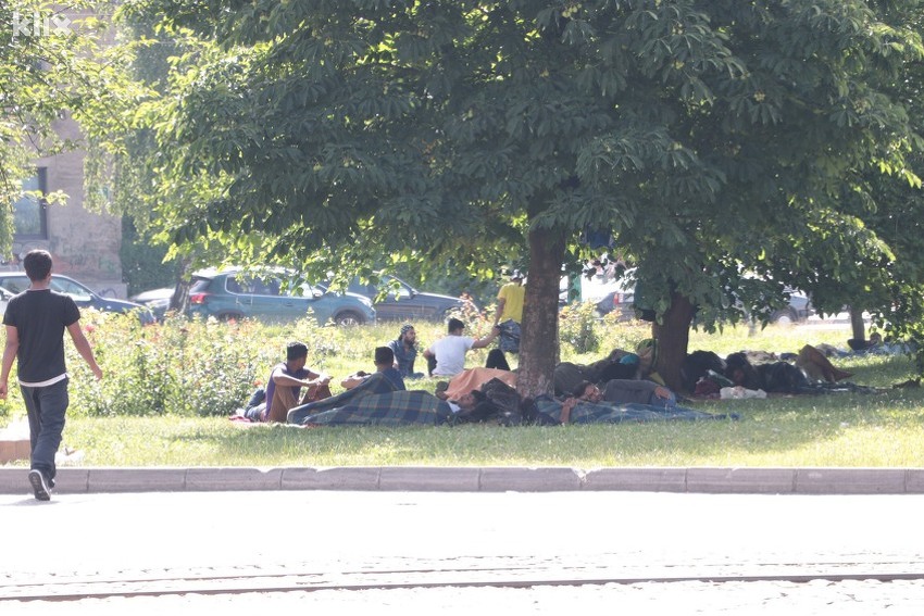 Migranti u parku ispred Željezničke stanice (Foto: Arhiv/Klix.ba)