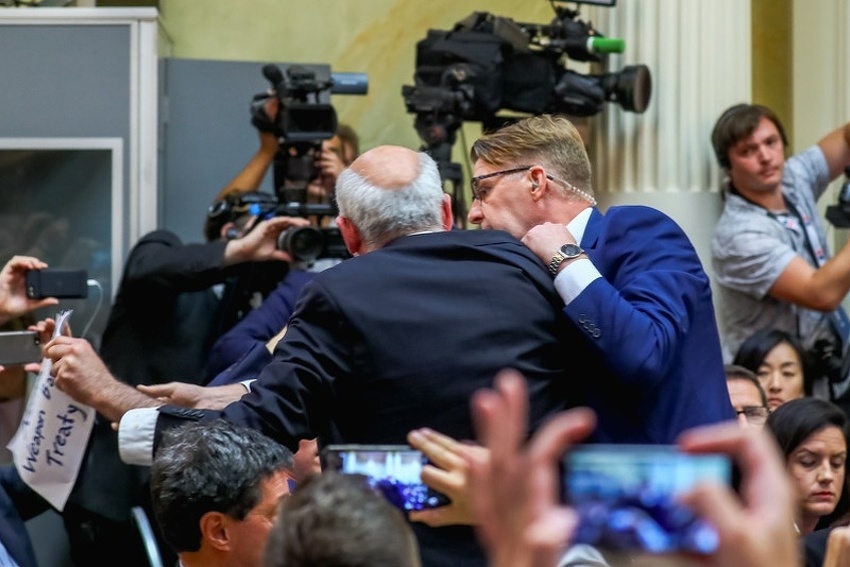 Incident tokom pressa Putina i Trumpa: Novinar nasilno izbačen zbog poruke protiv nuklearnog oružja