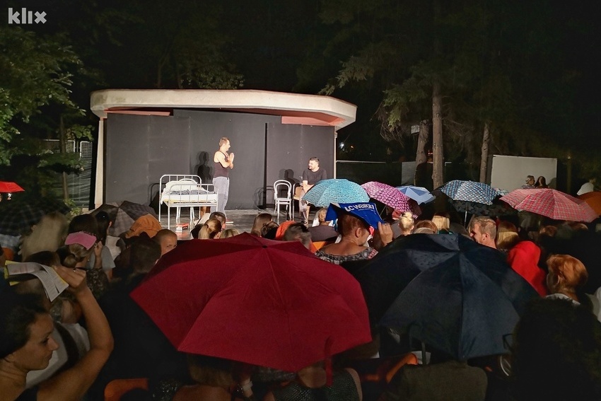 Publika pod kišobranima pratila predstavu na zatvaranju festivala (Foto: E. M./Klix.ba)
