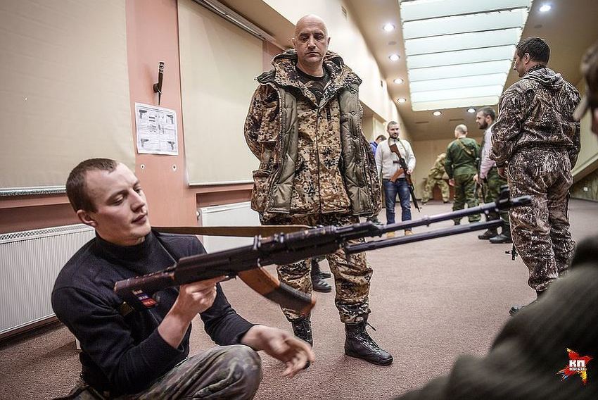 Prilepin (stoji) u uniformi proruskih separatista u Ukrajini