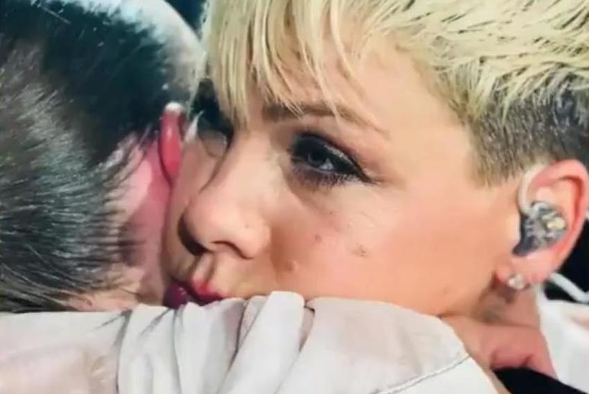 Pink prekinula koncert kako bi zagrlila obožavateljku koja je ostala bez majke
