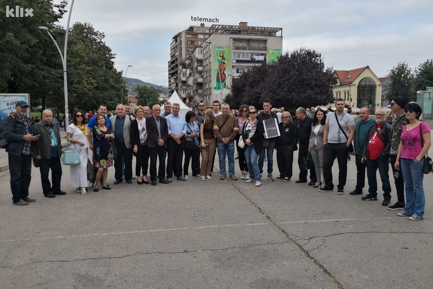 Okupljeni novinari na Trgu Alije Izetbegovića u Zenici (Foto: E. M./Klix.ba)