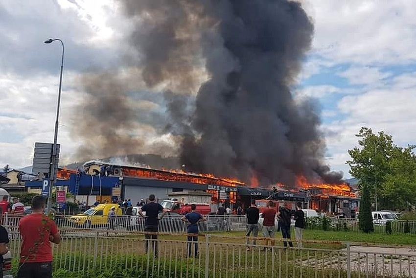 Požar na hali u Žepču (Foto: Klix.ba)