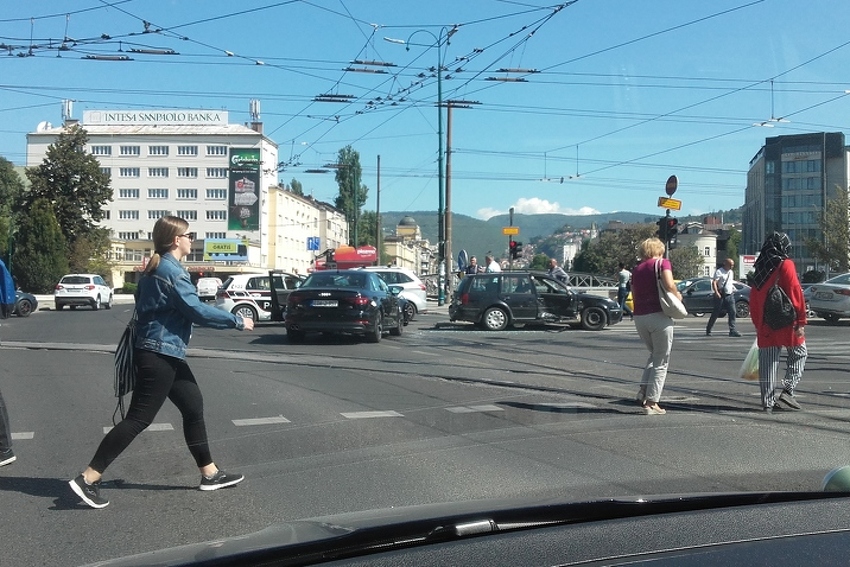 Usporeno odvijanje saobraćaja na Skenderiji zbog sudara dva automobila
