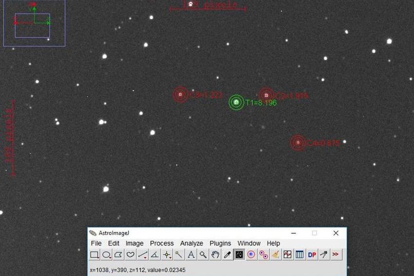 Zvijezda kandidat (zeleni kružić) i nekoliko okolnih referentnih zvijezda (crveni kružići)