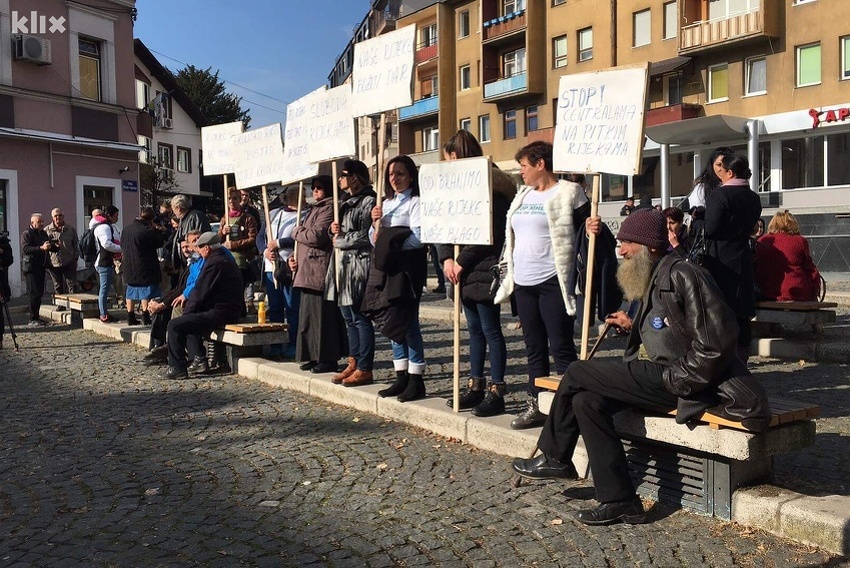 S protesta u centru Travnika (Foto: E. M./Klix.ba)