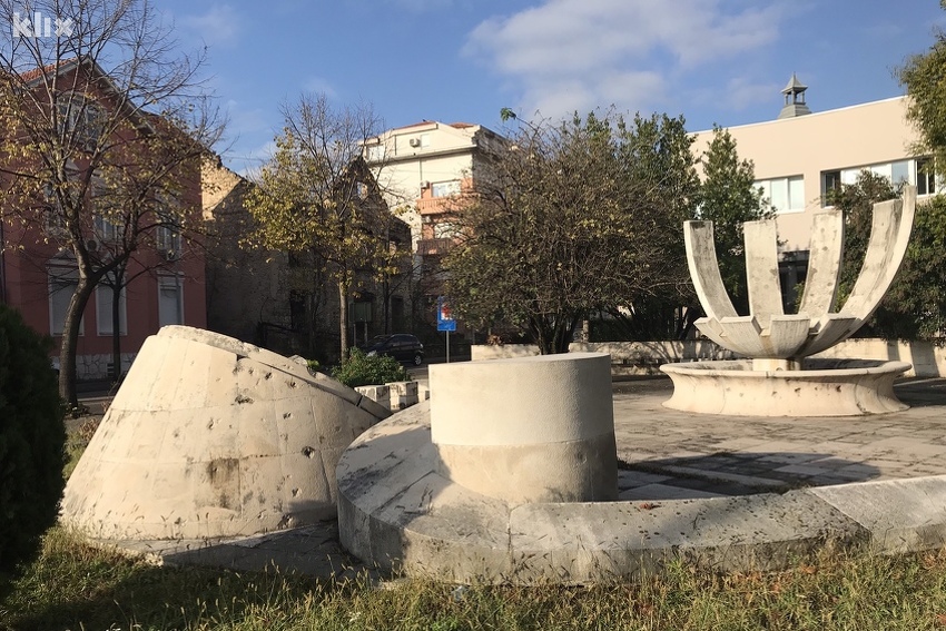Spomenik kod Doma zdravlja (Foto: R. D./Klix.ba)