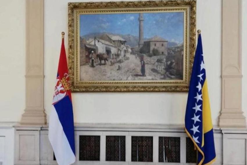 Način na koji je protokol Predsjedništva BiH postavio zastave (Foto: D. S./Klix.ba)
