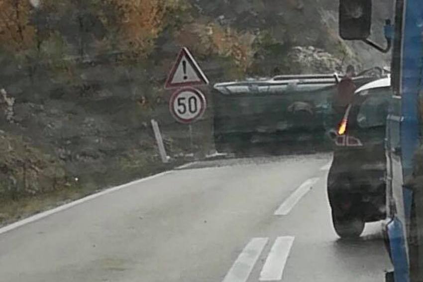 VozaÄ teže povrijeÄen u prevrtanju terenca kod Mostara