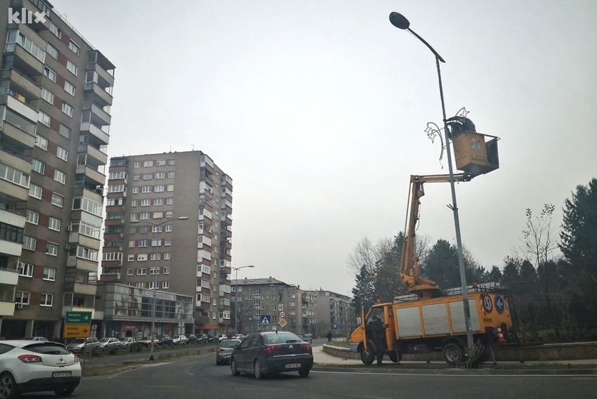 Ukrašavanje kružnih tokova u Zenici (Foto: E. M./Klix.ba)