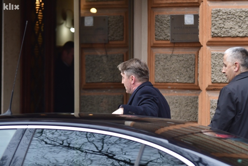Otkazane konsultacije u Predsjedništvu, Dodik tražio da se iz sale iznese zastava BiH