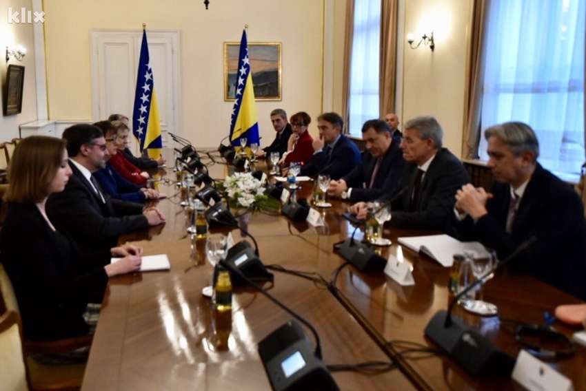 Ambasada SAD-a: Stav naÅ¡e vlade o zastavi BiH je poznat Älanovima PredsjedniÅ¡tva BiH
