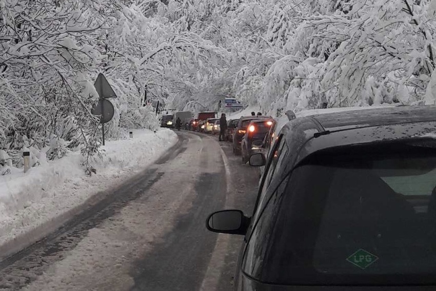 Zima kao iznenađenje: Prvi veći snijeg uzrokovao smrt dvije osobe, kilometarske kolone i gnjev građana