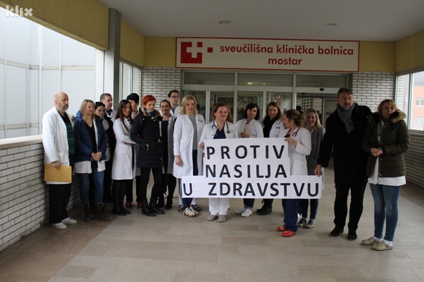 Mirni protest ispred SKB Mostar (Foto: R. D./Klix.ba)