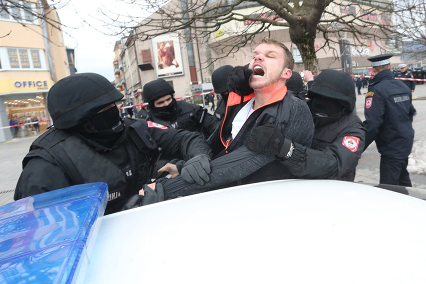 Ponovo uhapšen Draško Stanivuković, kordon policije na Trgu Krajine