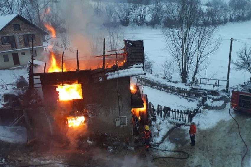 U potpunosti izgorjela kuća u Bugojnu, sedmeročlana porodica ostala bez krova nad glavom