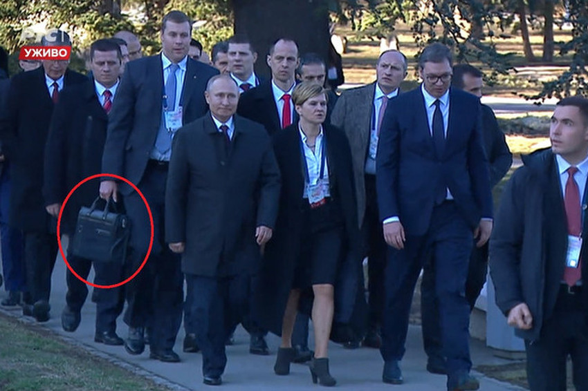 Putina u stopu prati tjelohranitelj s "čegetom"