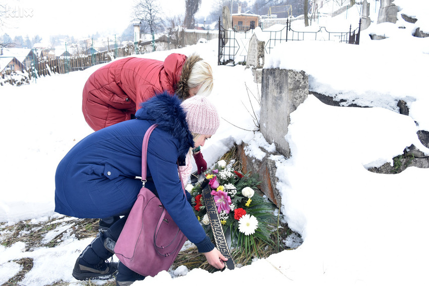 Polaganje cvijeća za nevine žrtve holokausta (Foto: E. M./Klix.ba)