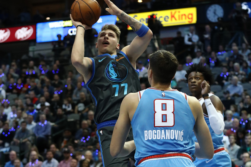 Dončić i Bogdanović u duelu (Foto: AFP)