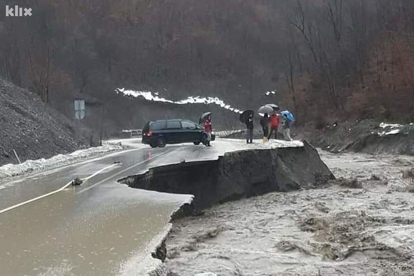 Panika: Rijeka Željeznica srušila most na Ilidži B_190203068