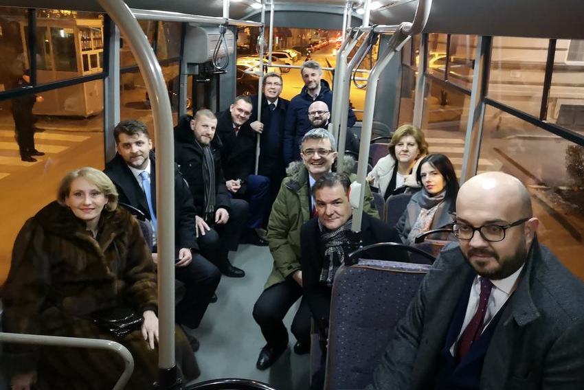 Ministri i premijer Kantona Sarajevo autobusom se prevezli na otvorenje EYOF-a
