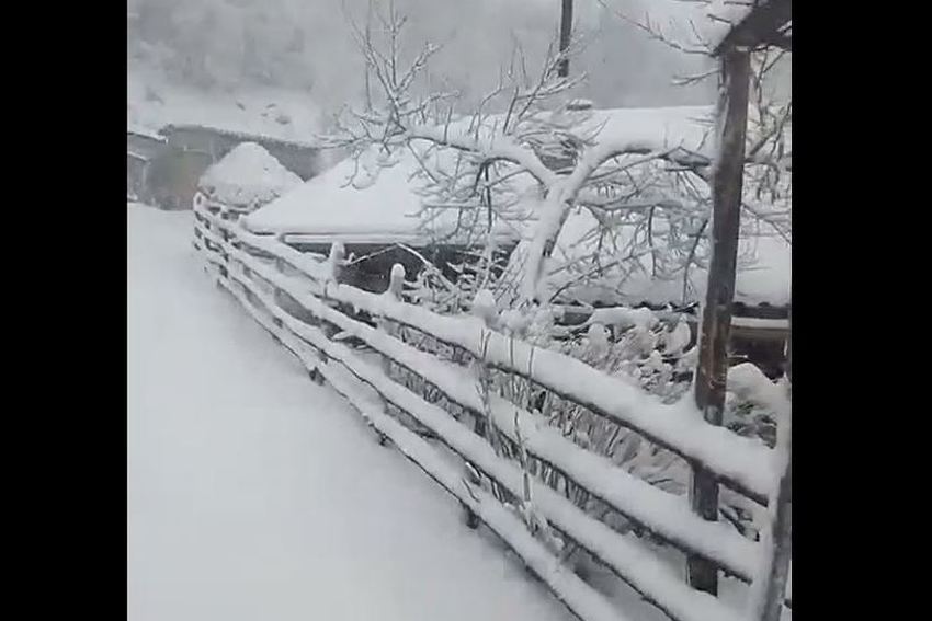 Snijeg i jak vjetar zameli puteve u Orahovicama kod Goražda