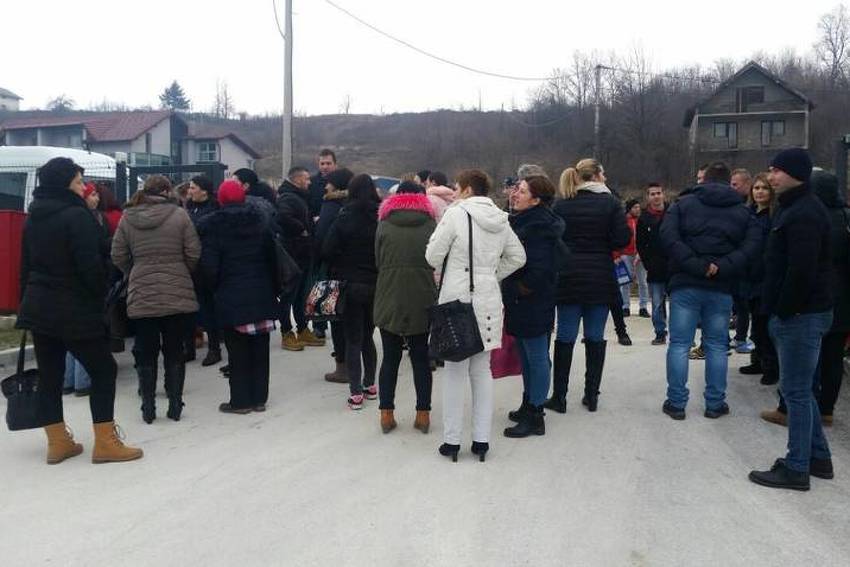 Okupljeni radnici ispred Kavata u Novom Travniku (Foto: Klix.ba)