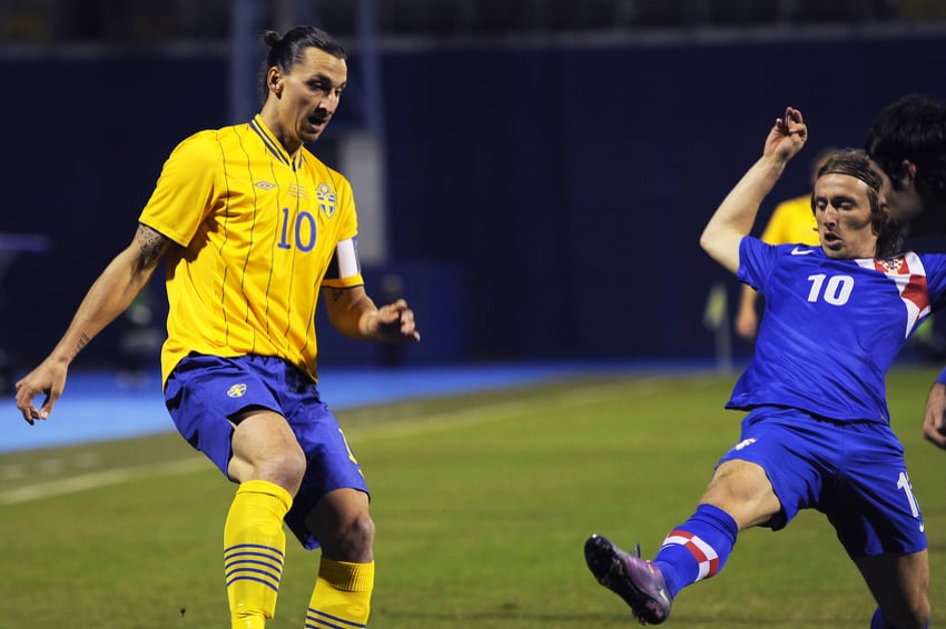 Ibrahimović i Modrić u duelu (Foto: AFP)