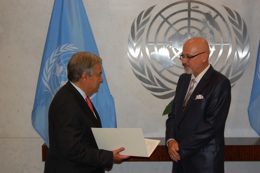 Ambasador Ivica Dronjić prilikom predaje akreditiva generalnom sekretaru UN-a Antoniju Guterresu