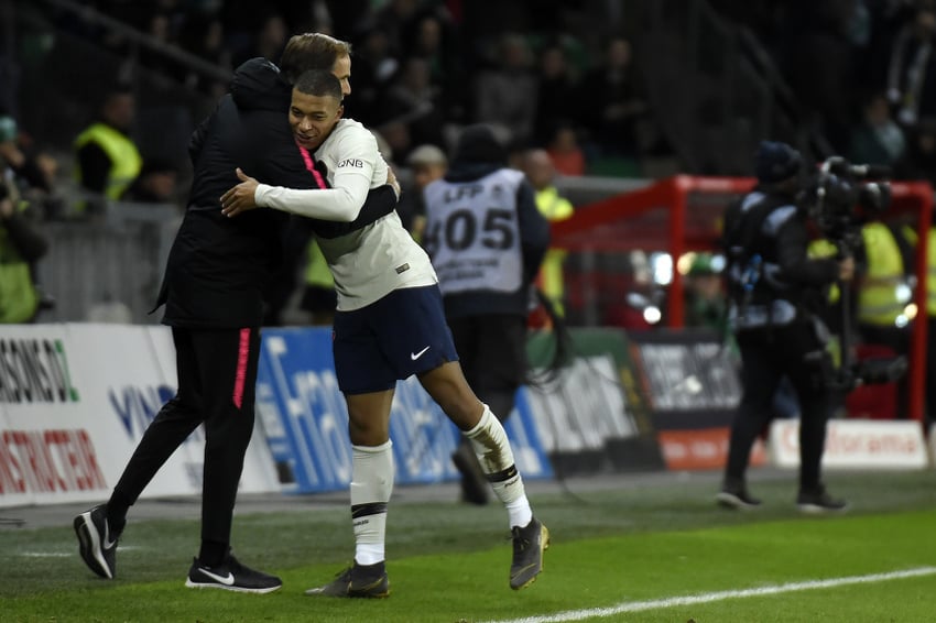 Kylian Mbappe slavi pogodak sa trenerom Thomasom Tuchelom (Foto: AFP)