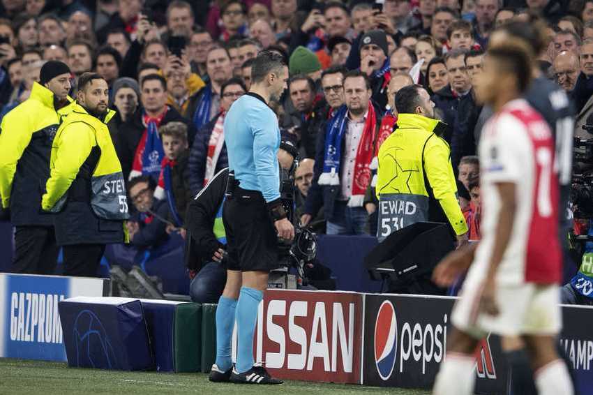 Arbitar Damir Skomina gleda snimak sporne situacije na meču Ajax - Real Madrid (Foto: EPA-EFE)