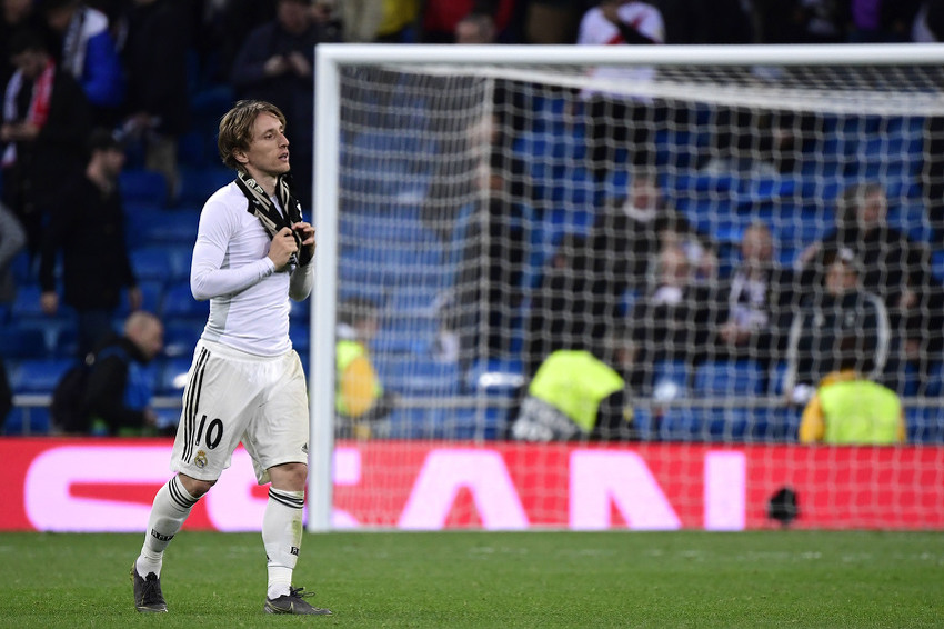 Razočarani Luka Modrić na kraju utakmice protiv Ajaxa (Foto: AFP)