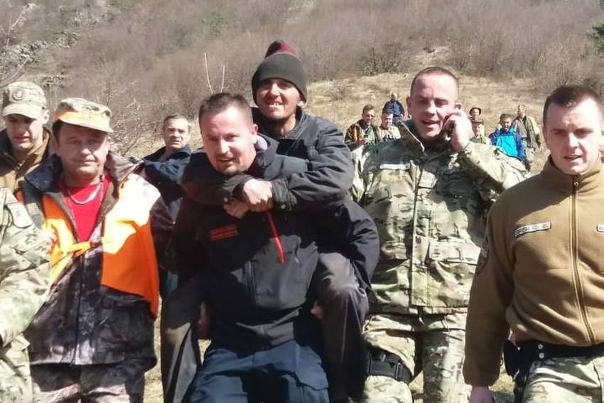 Semin Bradić na leđima jednog od spasilaca