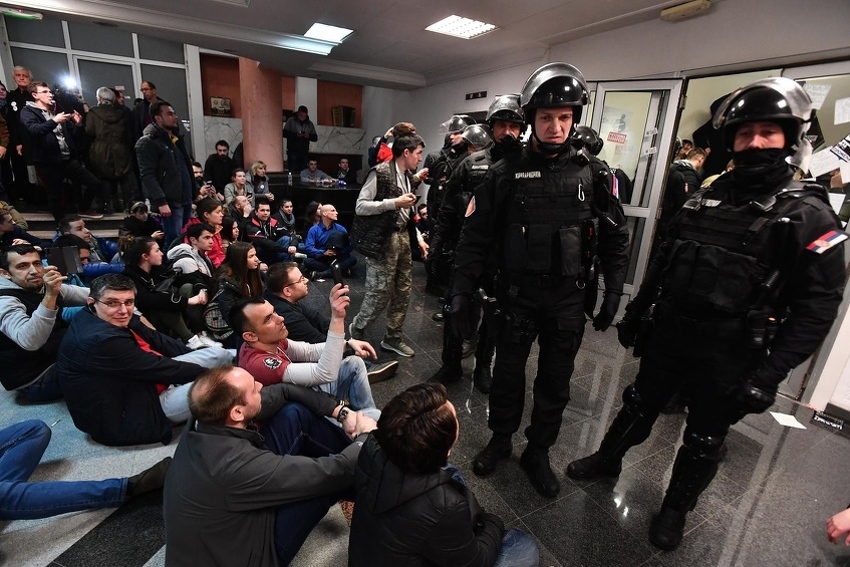 Demonstranti na podu hodnika RTS-a (Foto: Srdjan Ilic/PIXSELL)