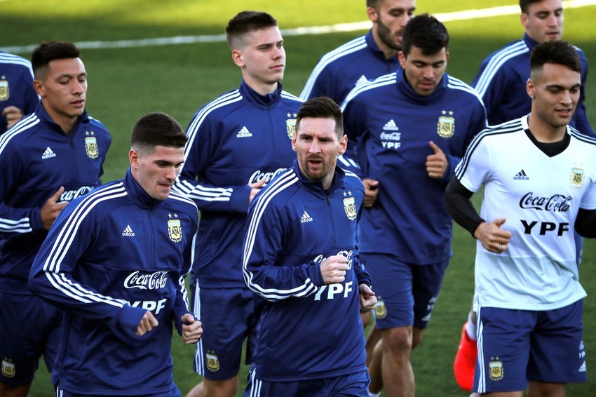 Lionel Messi sa saigračima (Foto: EPA-EFE)